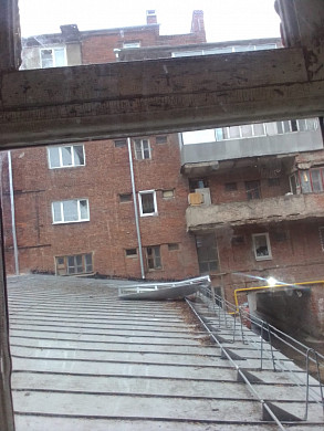 На крышу одного из магазинов в Иванове упал кусок железа